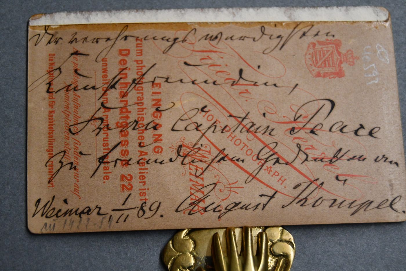 Photographie von August Kömpel (1831-1891) von Weimarer Photographen Friedrich Hertel. Auf der Rückseite eine handschriftliche Widmung von August Kömpel vom 1.11.1889 für Frau Capitain Peace.