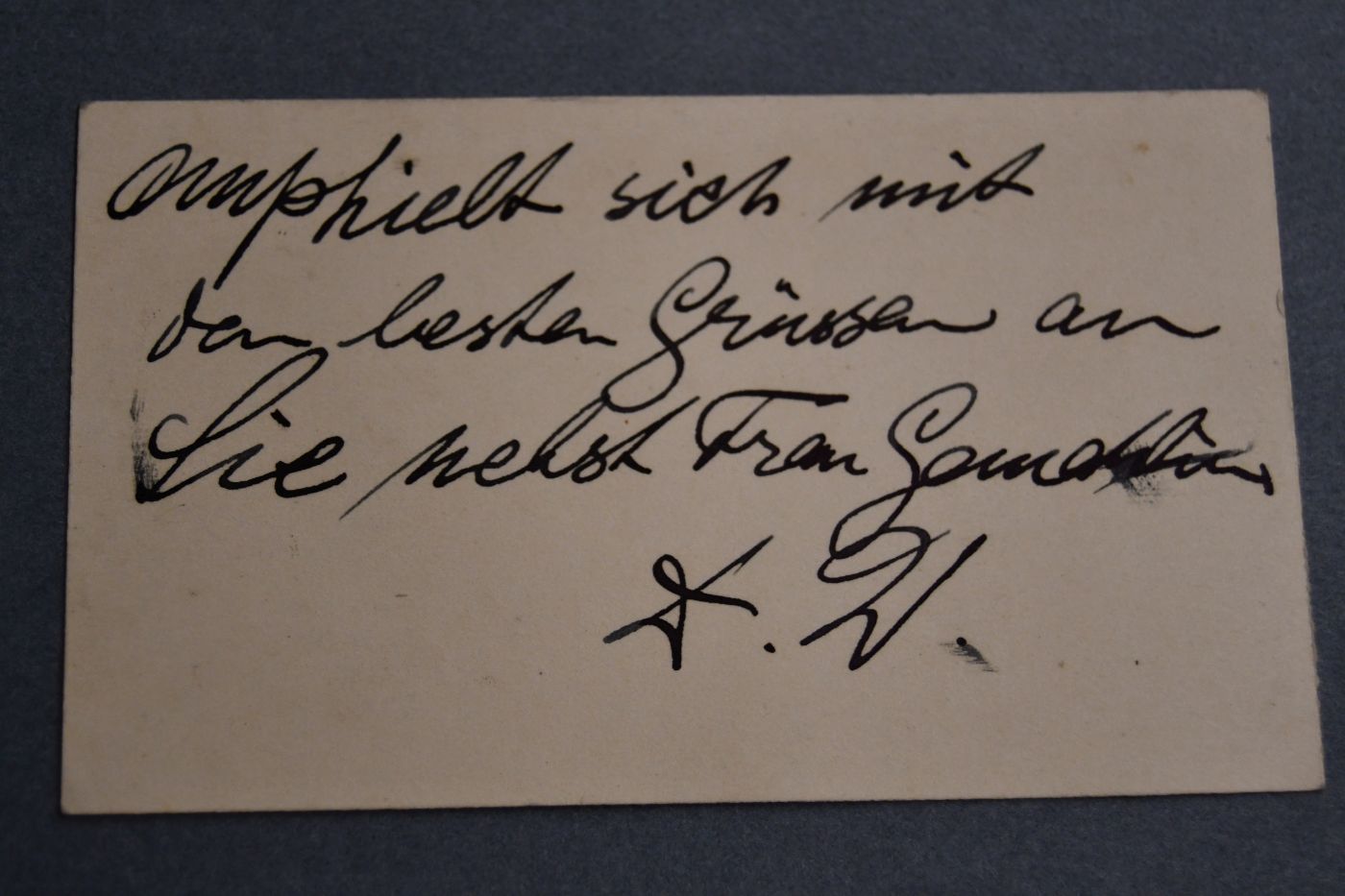 Handbeschriebene Visitenkarte des Dresdener Hornisten Adolf Lindner (+1926).
