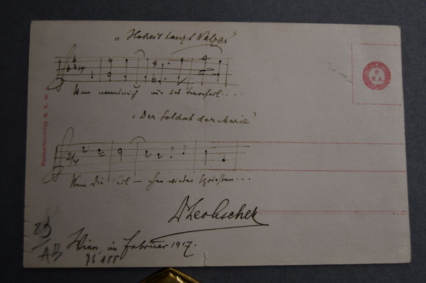 Gedruckte Porträtkarte mit eingedruckter Unterschrift. Rückseitig mit zwei handschriftlichen Anfängen (je 4 Takte) seiner Operetten "Hoheit tanzt Walzer" und "Der Soldat der Marie". Handschriftlich datiert im Februar 1917 und mit handschriftlicher Ortsangabe von Leo Ascher.