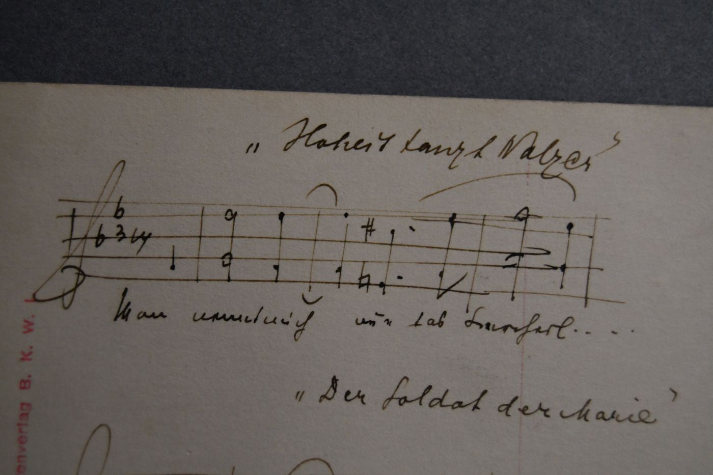 Gedruckte Porträtkarte mit eingedruckter Unterschrift. Rückseitig mit zwei handschriftlichen Anfängen (je 4 Takte) seiner Operetten "Hoheit tanzt Walzer" und "Der Soldat der Marie". Handschriftlich datiert im Februar 1917 und mit handschriftlicher Ortsangabe von Leo Ascher.