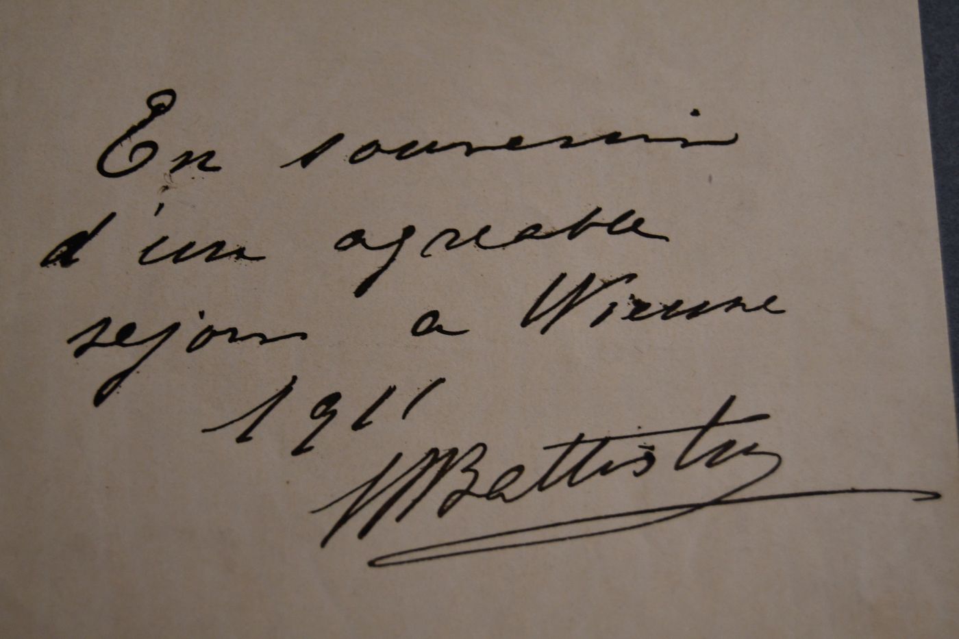 Widmung des italienischen Opern- und Konzertsängers (1856-1928) auf einem Briefbogen.