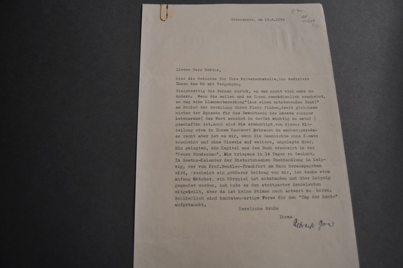 3 einseitige, unterschriebene maschinenschriftliche Briefe und ein handschriftlich gewidmeter Sonderdruck von Albrecht Goes (1908-2000) an den Pädagogen Dr. Emil Wezel (1905-1984) vom 19.8.1939, 25.2.1940 und vom 16.3. o.J.
