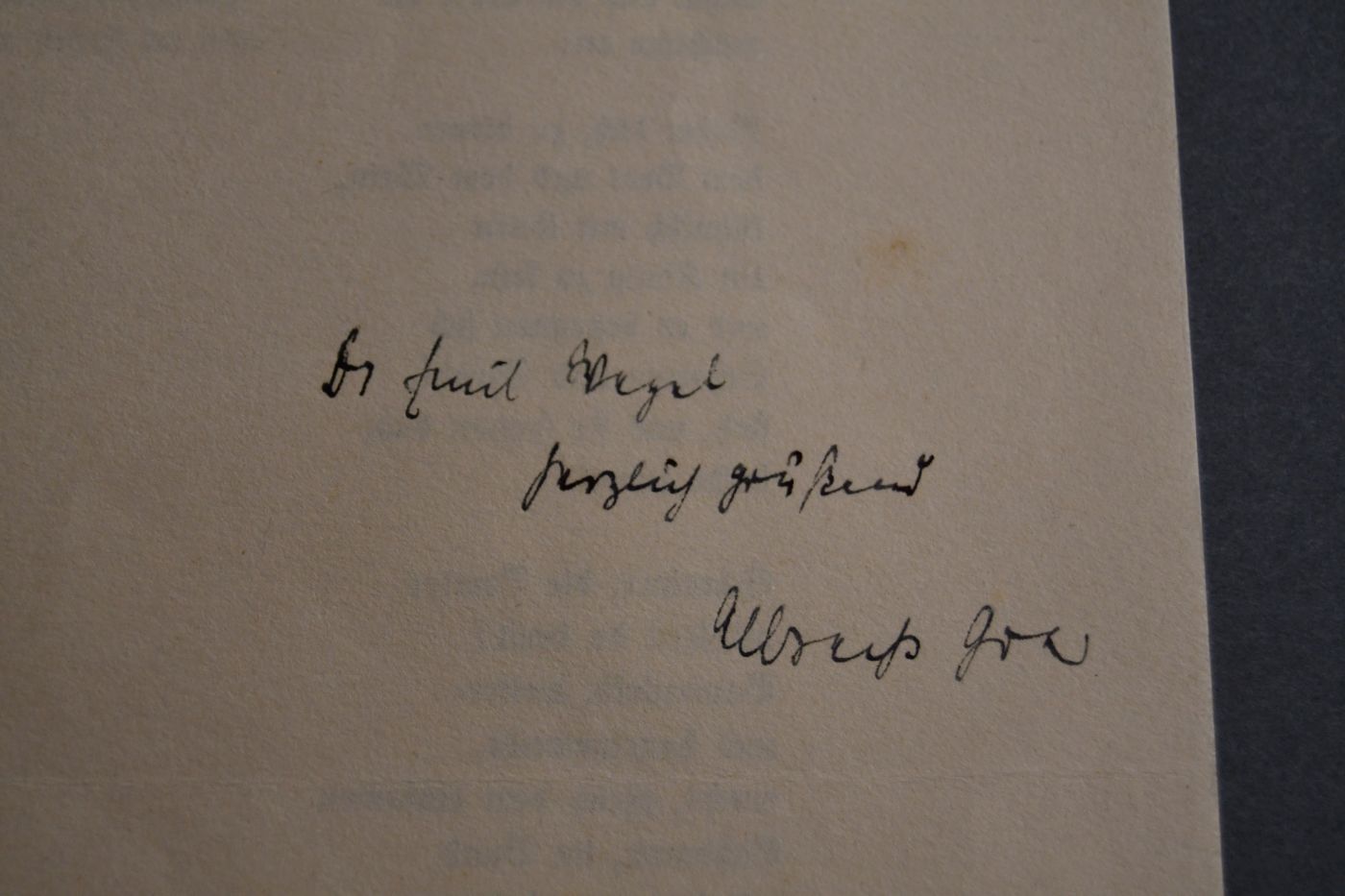 3 einseitige, unterschriebene maschinenschriftliche Briefe und ein handschriftlich gewidmeter Sonderdruck von Albrecht Goes (1908-2000) an den Pädagogen Dr. Emil Wezel (1905-1984) vom 19.8.1939, 25.2.1940 und vom 16.3. o.J.