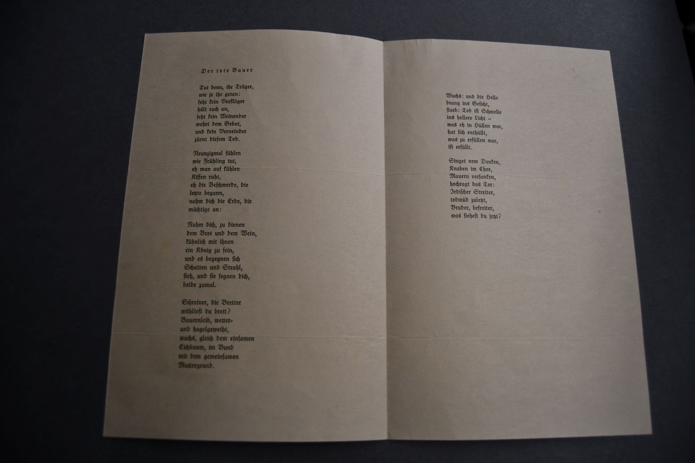 3 einseitige, unterschriebene maschinenschriftliche Briefe und ein handschriftlich gewidmeter Sonderdruck von Albrecht Goes (1908-2000) an den Pädagogen Dr. Emil Wezel (1905-1984) vom 19.8.1939, 25.2.1940 und vom 16.3. o.J.