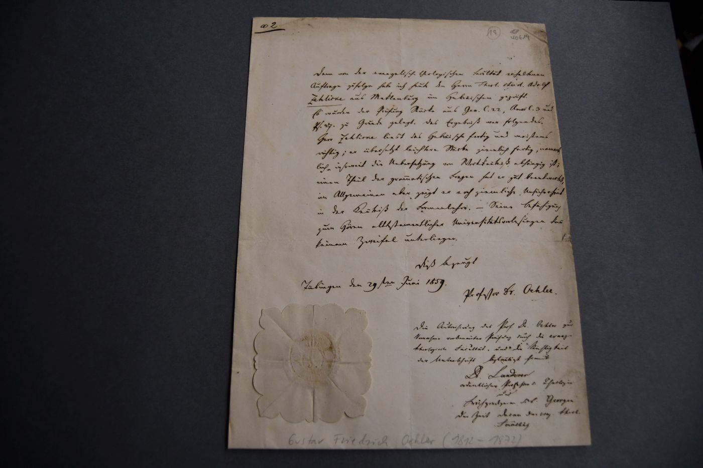 Zeugnis der Theologischen Fakultät der Eberhard-Karls-Universität Tübingen. Geschrieben und signiert von Gustav Friedrich Oehler (1812-1872). Geprüft wurde der Theologe und Journalist Adolf Zehlike (1834-1904), dem ziemliche Unsicherheit in der Formenlehre bestätigt wurden, seine Befähigung zum Hören alttestamentlicher Vorlesungen köönne aber keinem Zweifel unterliegen. Die Berechtigung Oehlers zur Prüfungsabnahme und die Echtheit seiner Unterschrift werden vom damaligen Dekan der Theologischen Fakultät Albert Landerer (1810-1878) bestätigt.