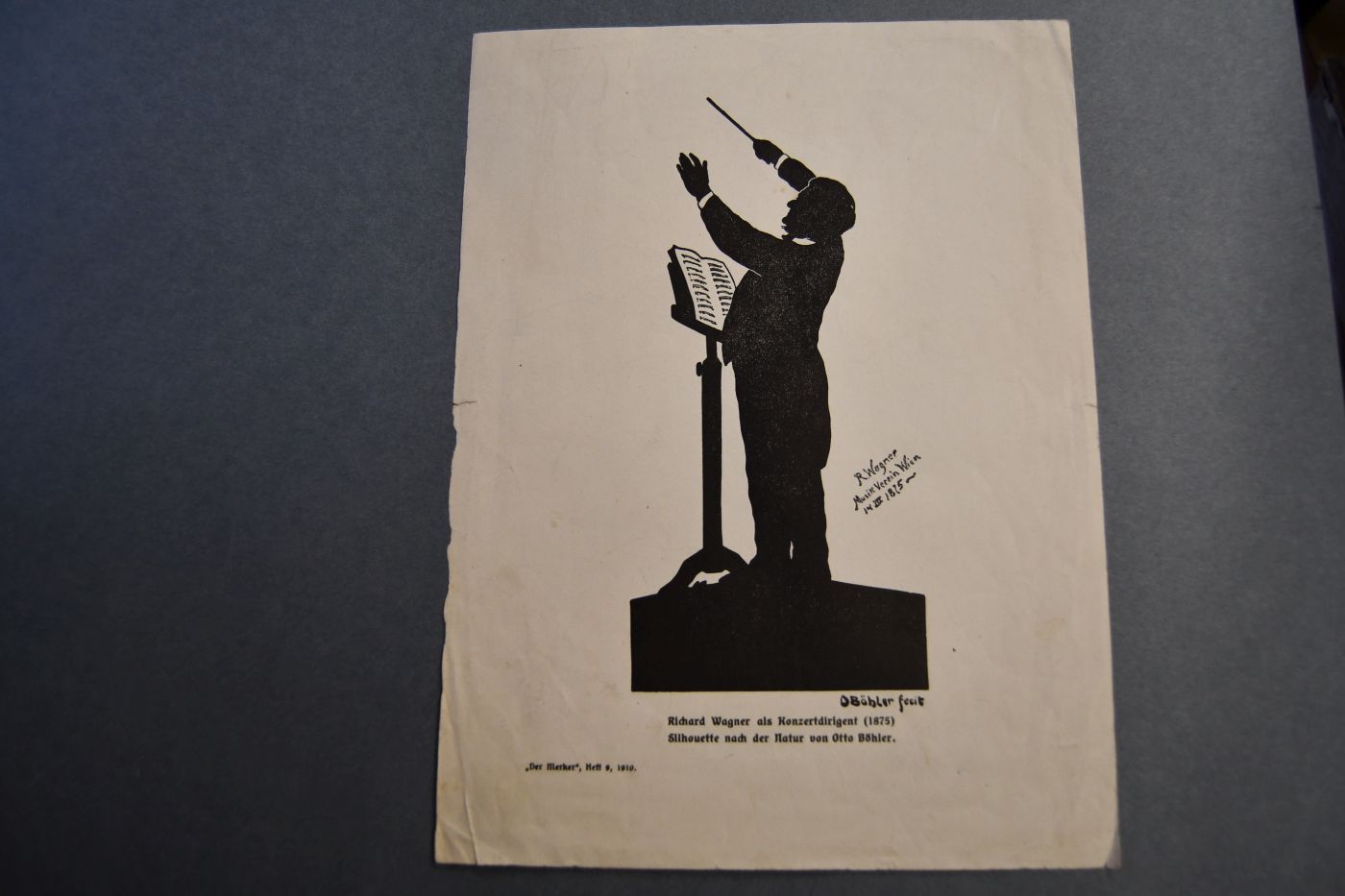 3 Bildpostkarten. Silhouetten von Richard Wagner (2) und Sohn Siegfried (1). U.a. Richard Wagner als Dirigent (Wien, 1. März 1875) und umgeben von zwerghaften Kritikern, von denen er einen (wohl Eduard Hanslick) auf der Hand trägt. Beiliegt eine Silhouette von Richard Wagner als Dirigent (Musikverein WIen, 14.3.1875) aus dem "Merker", Heft 9, 1910.
