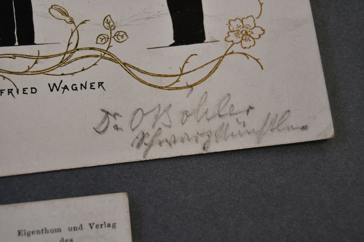 3 Bildpostkarten. Silhouetten von Richard Wagner (2) und Sohn Siegfried (1). U.a. Richard Wagner als Dirigent (Wien, 1. März 1875) und umgeben von zwerghaften Kritikern, von denen er einen (wohl Eduard Hanslick) auf der Hand trägt. Beiliegt eine Silhouette von Richard Wagner als Dirigent (Musikverein WIen, 14.3.1875) aus dem "Merker", Heft 9, 1910.
