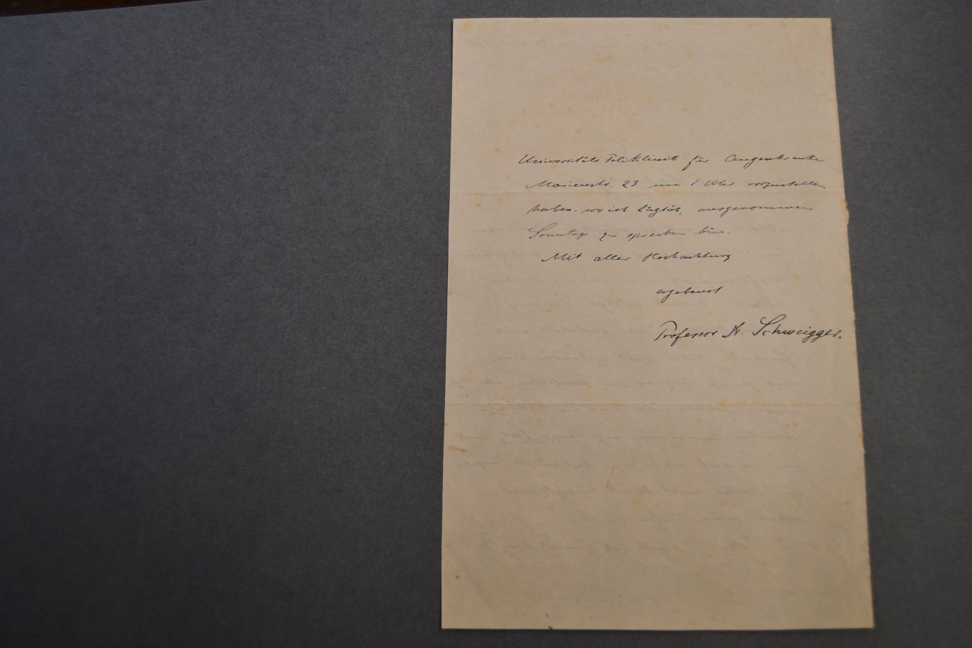 1 1/2-seitiger, handschriftlicher Brief des Berliner Augenheilkundlers Karl Schweigger (1830 - 1905) an eine unbekannte Person vom 5. April 1876.