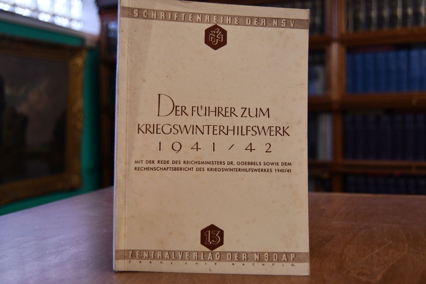 Führer-Rede zum Kriegs-Winterhilfswerk 1941/42 mit der Rede des Reichsministers Dr. Goebbels sowie dem Rechenschaftsbericht des Kriegs-Winterhilfswerkes 1940/41.