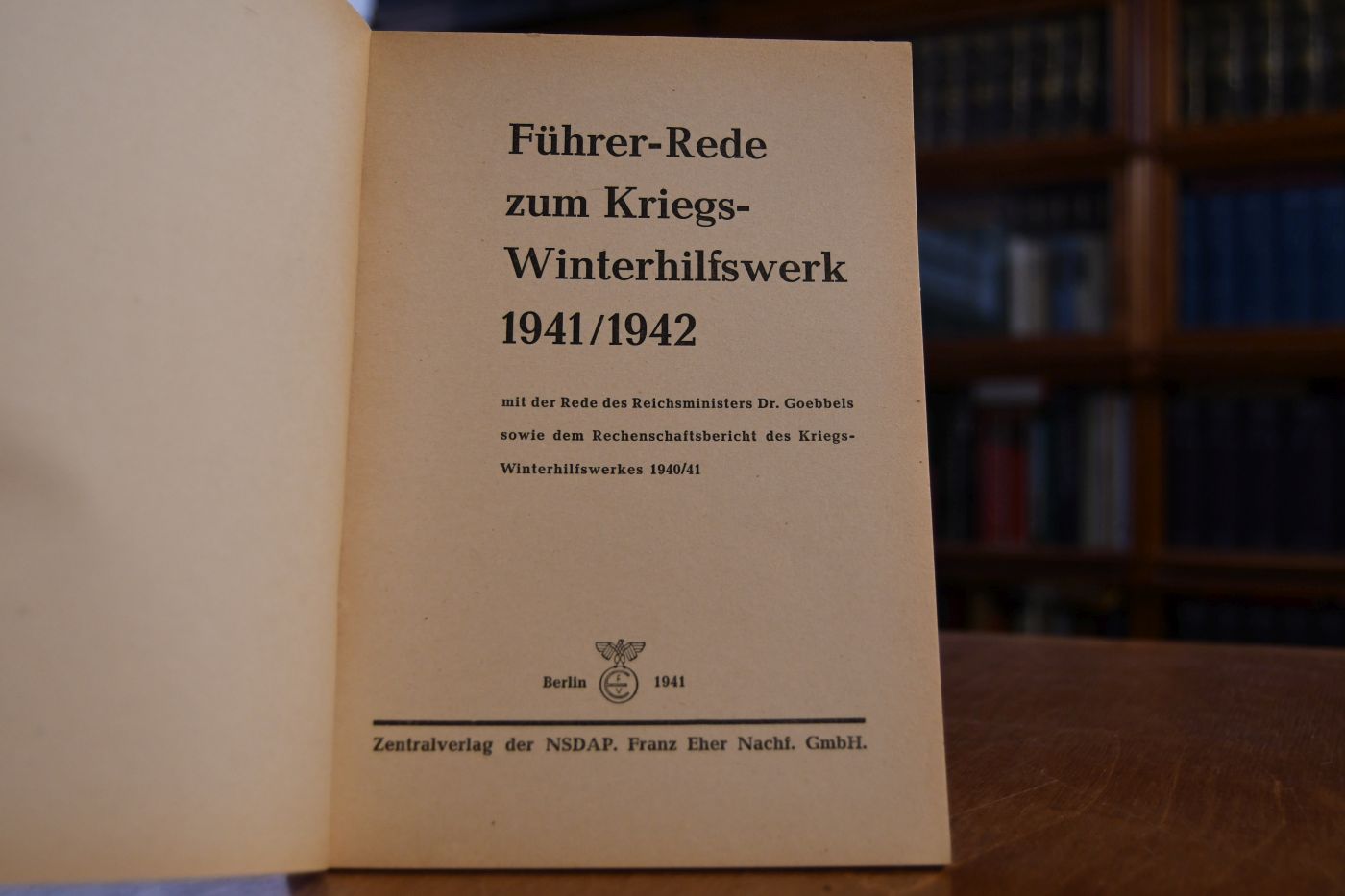 Führer-Rede zum Kriegs-Winterhilfswerk 1941/42 mit der Rede des Reichsministers Dr. Goebbels sowie dem Rechenschaftsbericht des Kriegs-Winterhilfswerkes 1940/41.