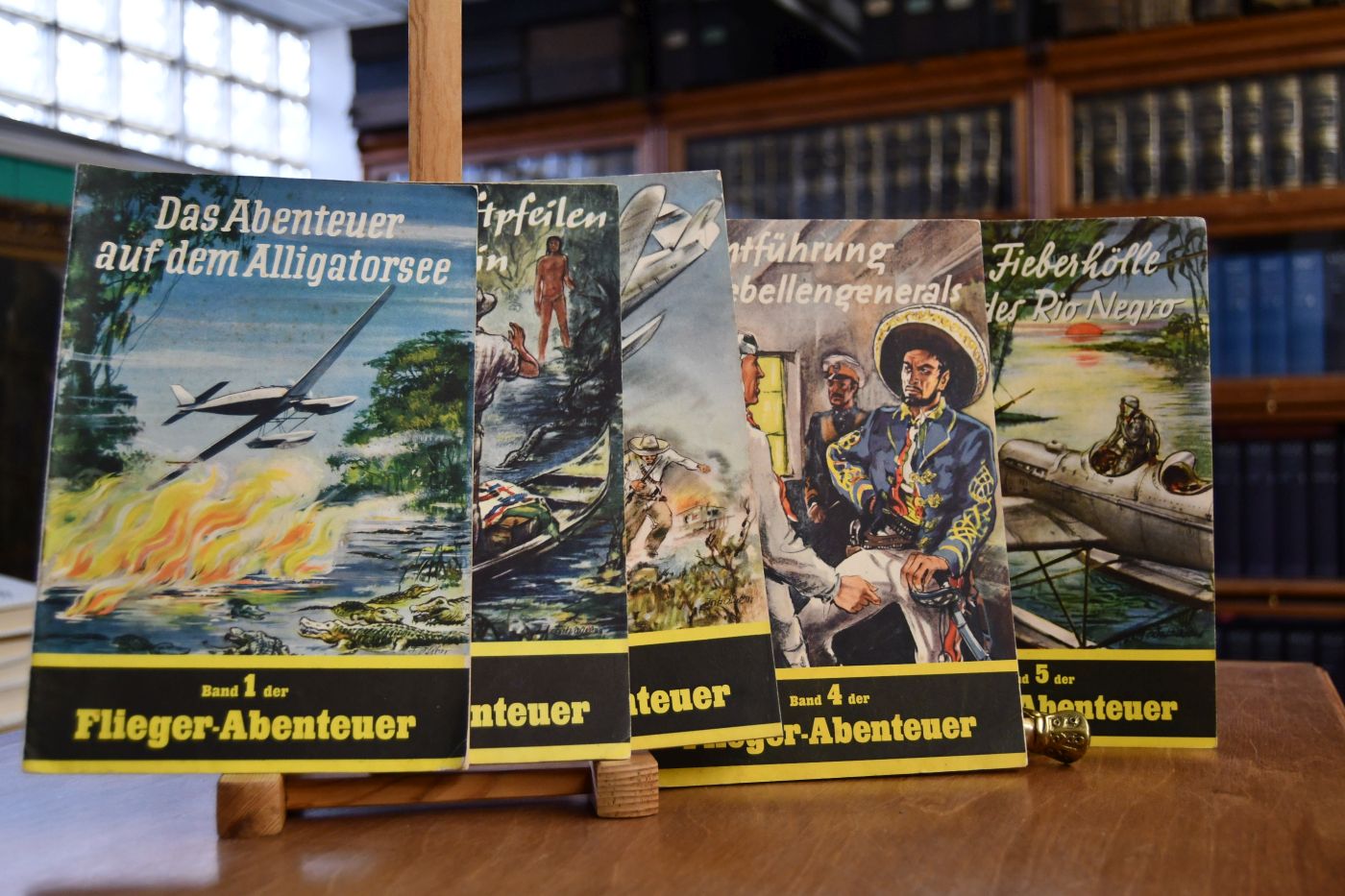 Flieger-Abenteuer. Bde. 1-5. 1. Das Abenteuer auf dem Alligatorsee. 2.Unter den Giftpfeilen der Parentintin. 3. Der Kampf um die Fazenda. 4. Die Entführung des Rebellengenerals. 5. In der Fieberhölle des Rio Negro.