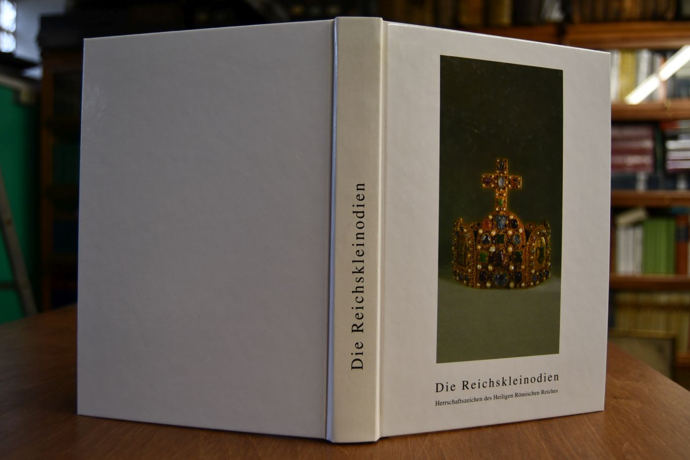 Die Reichskleinodien. Herrschaftszeichen des Heiligen Römischen Reiches.