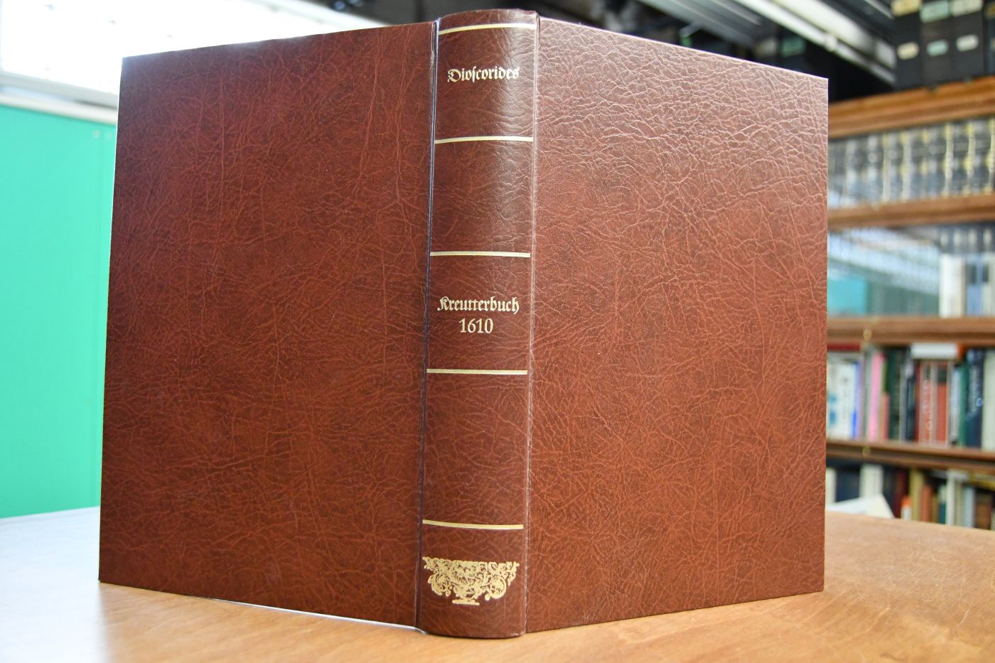 Kräuterbuch des uralten und in aller Welt berühmtesten griechischen Scribenten Pedacii Dioscoridis Anazarbaei, von allerley wolriechenden Kräutern, Gewürtzen, köstlichen Oelen und Salben, Bäumen, Hartzen, Gummi, Geträyt, Kochkräutern, scharffschmäckenden Kräutern und andern so allein zur Arzney gehörig Kräuterwein, Metalln, Steinen allerley Erden, allem und jedem Gifft, viel und mancherley Thieren und derselbigen heylsamen und nuzbaren Stück.