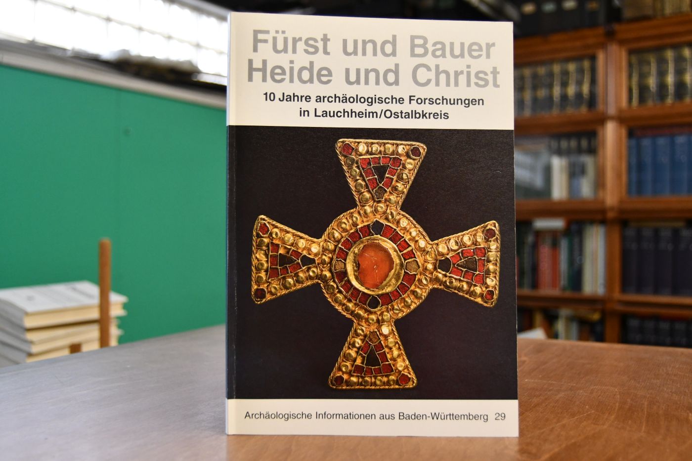 Fürst und Bauer, Heide und Christ. 10 Jahre archäologische Forschungen in Lauchheim/Ostalbkreis.