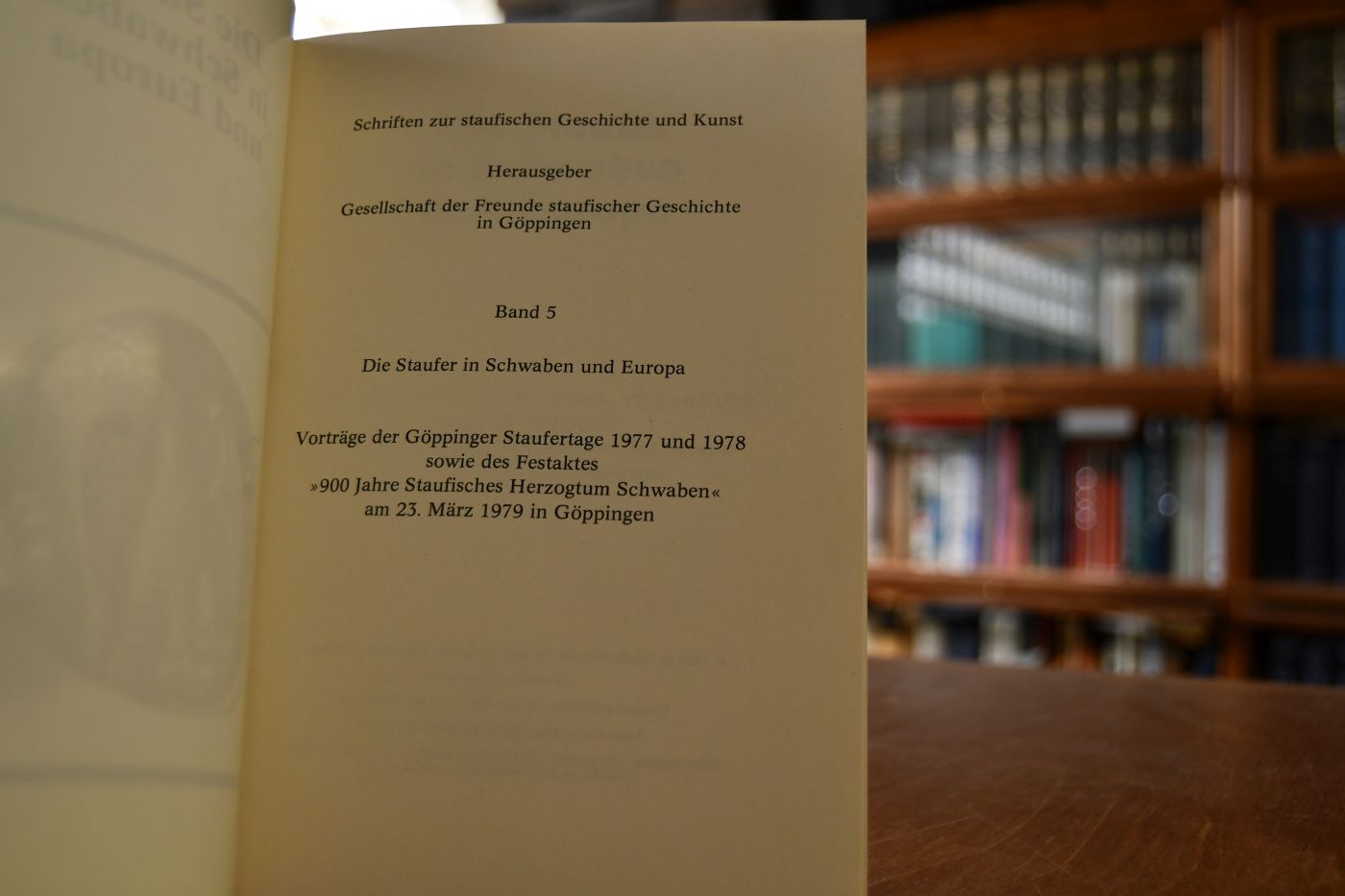 Die Staufer in Schwaben und Europa. Vorträge der Göppinger Staufertage 1977 und 1978 sowie des Festaktes 900 Jahre Staufisches Herzogtum Schwaben am 23. März 1979 in Göppingen.
