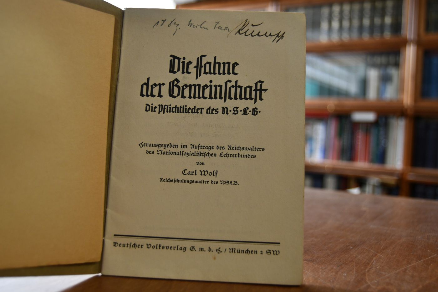 Die Fahne der Gemeinschaft. Die Pflichtlieder des N.S.L.B.