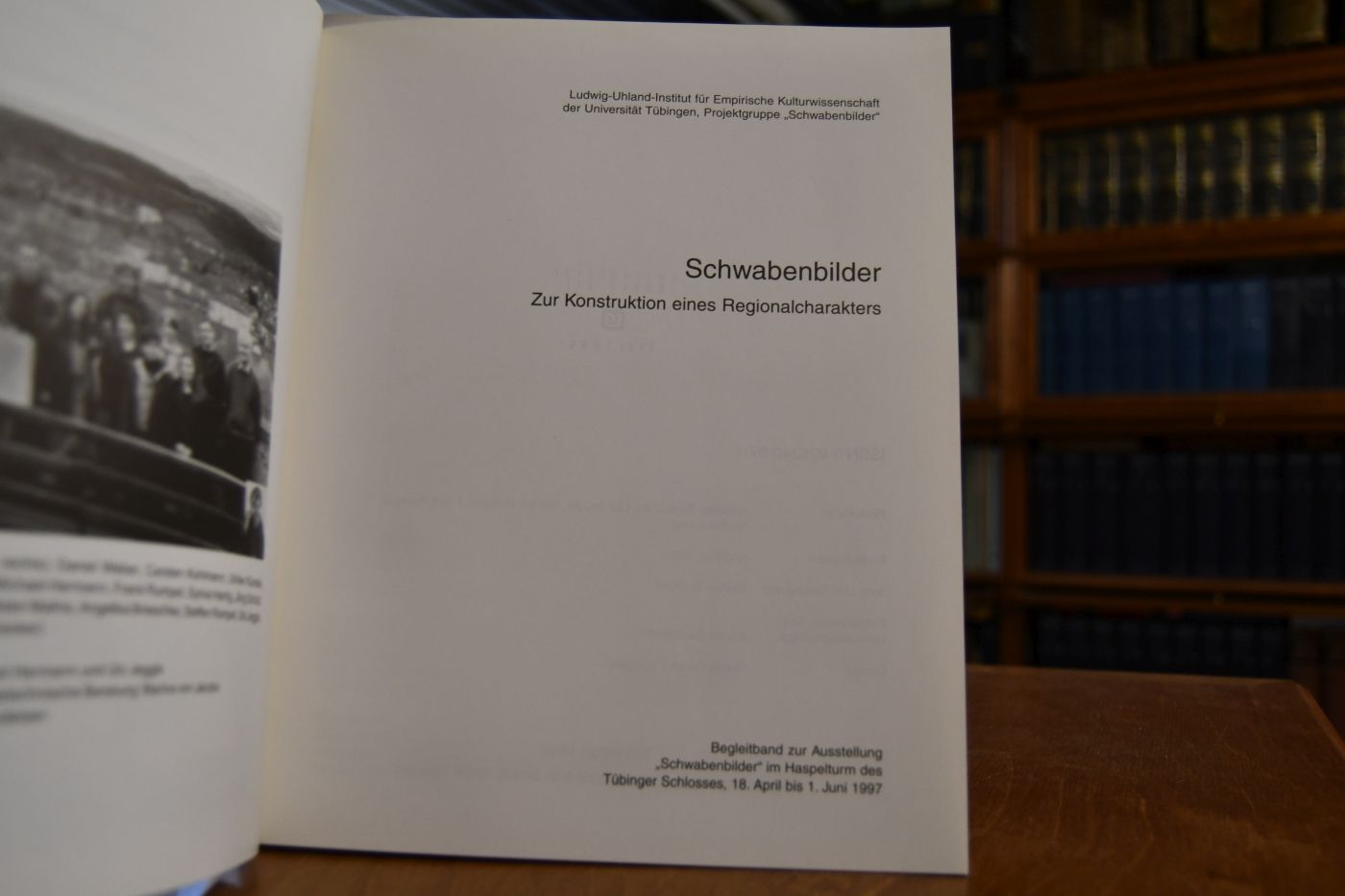 Schwabenbilder. Zur Konstruktion eines Regionalcharakters. Begleitband zur Ausstellung "Schwabenbilder" im Haspelturm des Tübinger Schlosses, 18. April bis 1. Juni 1997.