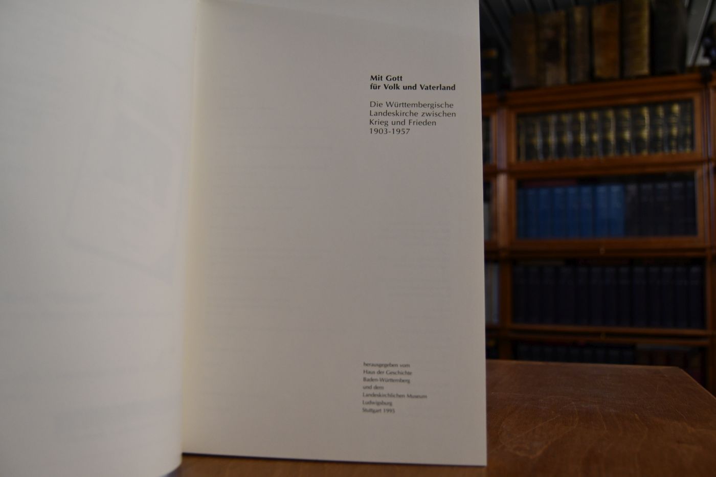Mit Gott für Volk und Vaterland. Die Württembergische Landeskirche zwischen Krieg und Frieden 1903 - 1957.