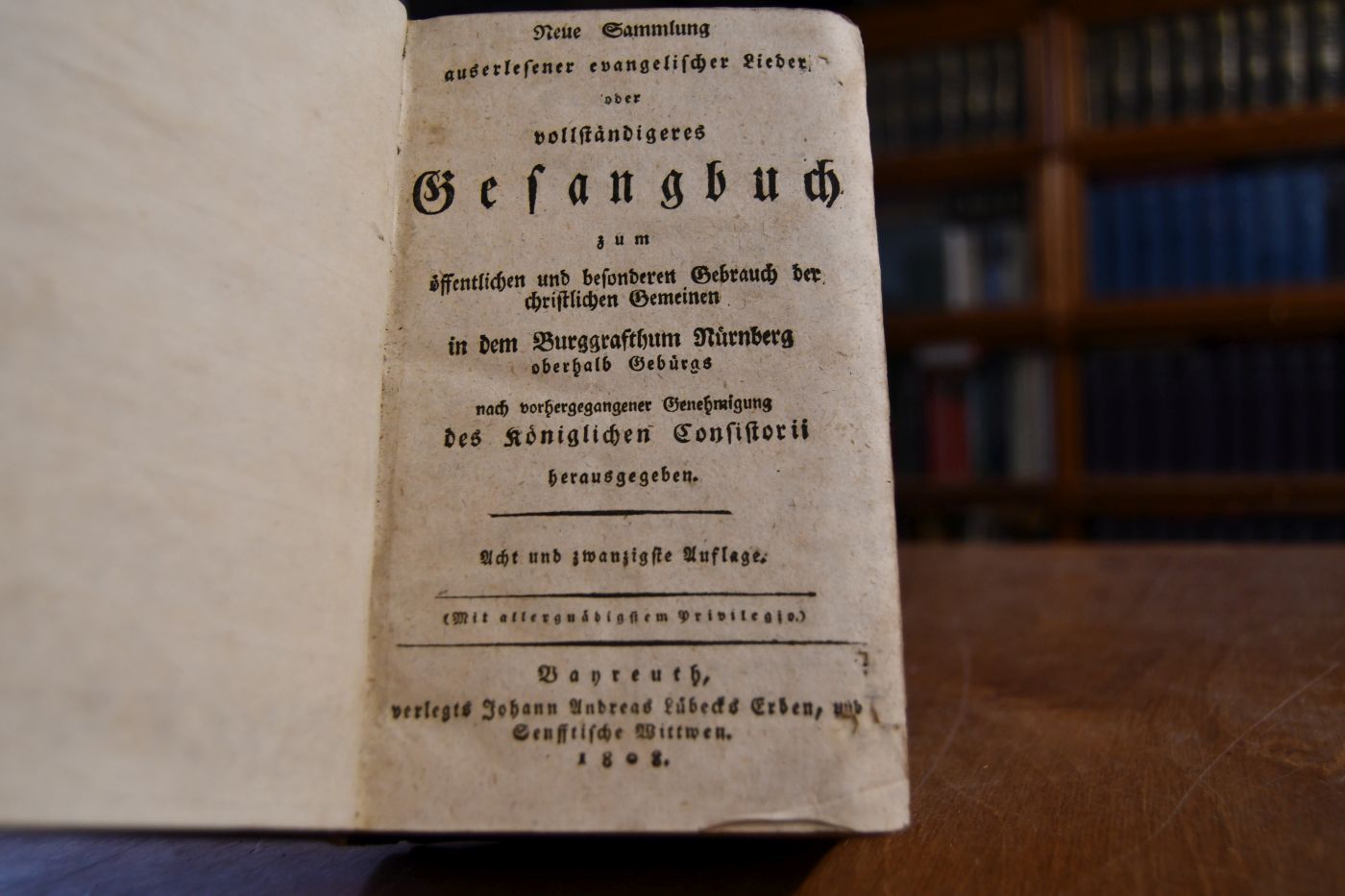 Neue Sammlung auserlesener evangelischer Lieder oder vollständigeres Gesangbuch zum öffentlichen und besonderen Gebrauch der christlichen Gemeinen in dem Burggrafthum Nürnberg oberhalb Gebürgs. Angebunden Johann Theodor Künneth, Gebetbuch zur Kirchen- und Hausandacht auf alle Wochentage Morgens und Abends dann an Sonn- Fest- Buß- und Communiontagen wie auch bey andern Zeiten und Gelegenheiten als ein Anhang zum Bayreuthischen Gesangbuche.
