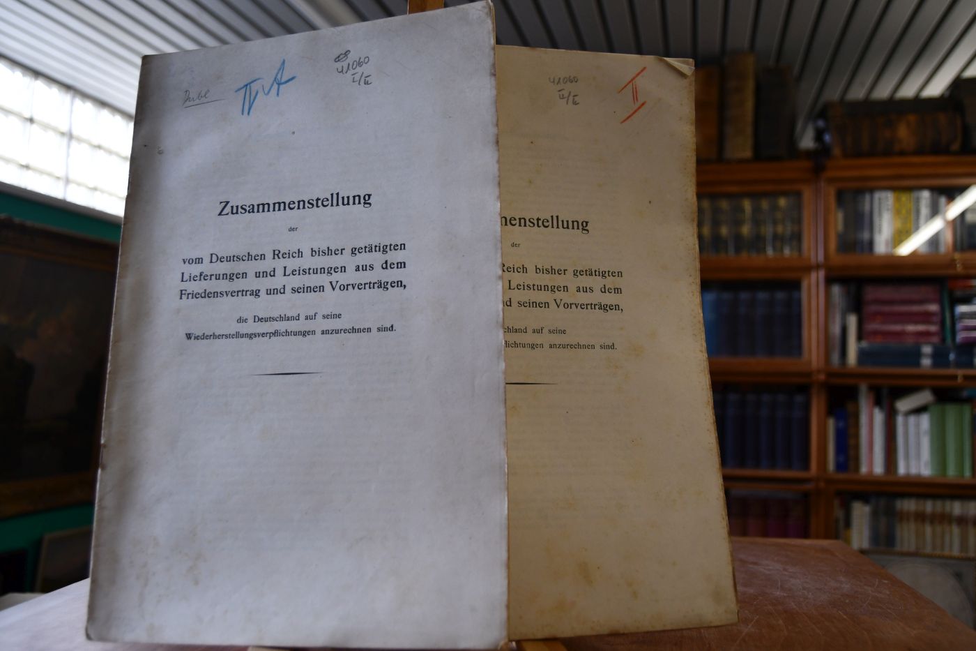 Zusammenstellung der vom Deutschen Reich bisher getätigten Lieferungen und Leistungen aus dem Friedensvertrag und seinen Vorverträgen, die Deutschland auf seine Wiederherstellungsverpflichtungen anzurechnen sind. 2 unterschiedliche Fassungen.