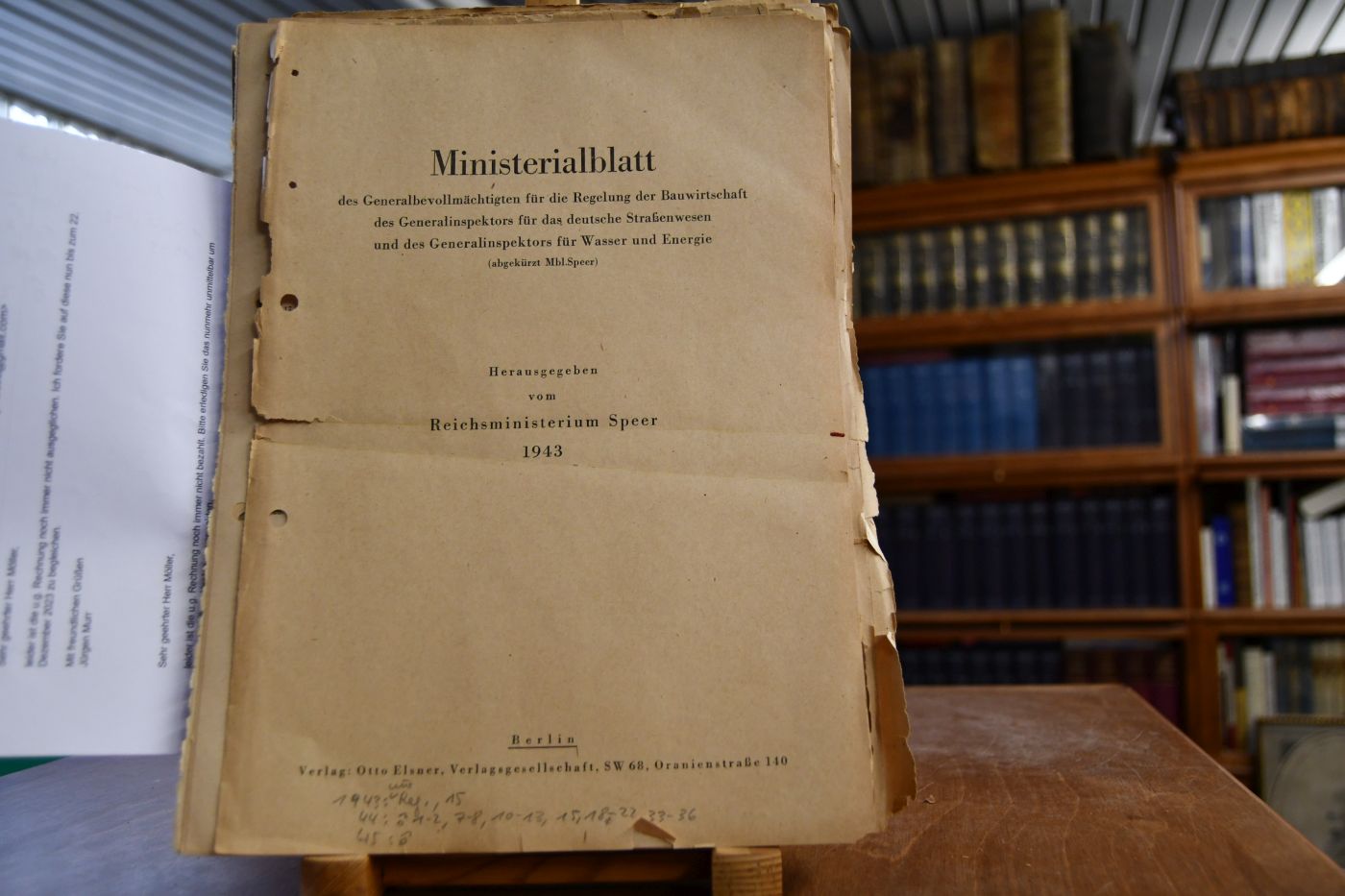 Ministerialblatt des Generalbevollmächtigten für die Regelung der Bauwirtschaft, des Generalinspektors für das deutsche Straßenwesen und des Generalinspektors für Wasser und Energie (abgekürzt Mbl. Speer). Jg. 1 Hefte 1, 4-5, 7-18 (es fehlen die Hefte 2,3,6). Jg. 2 Hefte 1-33, 35-37 (es fehlt Heft 34). Jg. 3 Hefte 1-2 (es fehlt Heft 3).