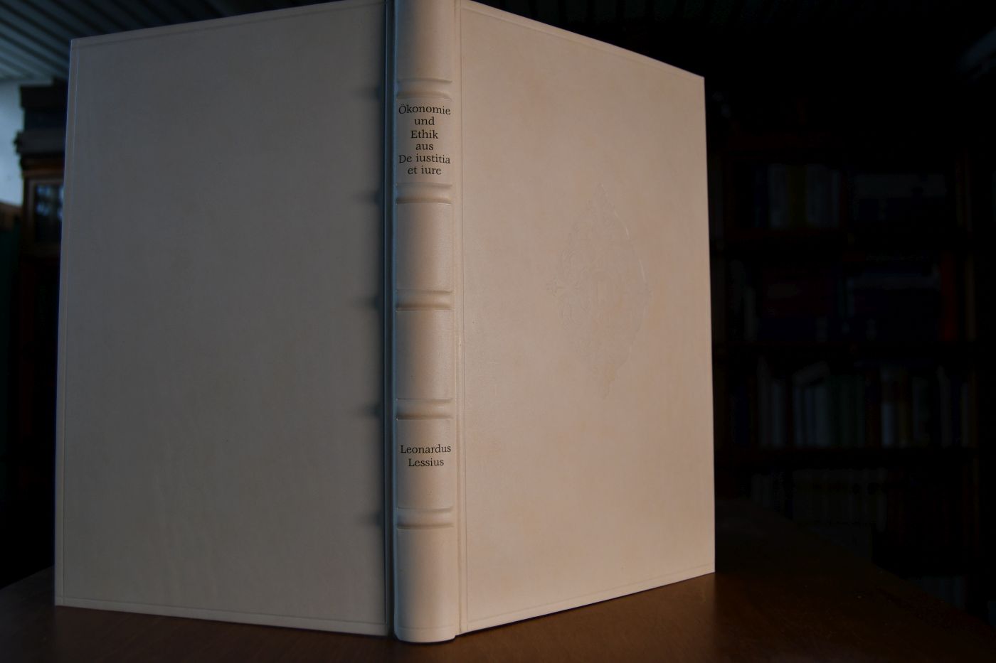 Ökonomie und Ethik aus De Iustitia et Iure. Textauswahl von Toon van Houdt. Herausgegeben von Bertram Schefold. Beigegeben Vademecum zu einem Klassiker der spätscholastischen Wirtschaftsanalyse, Düsseldorf, Verlag Wirtschaft und Finanzen, 1999, 159 S., Pappband, ISBN 3878811373.