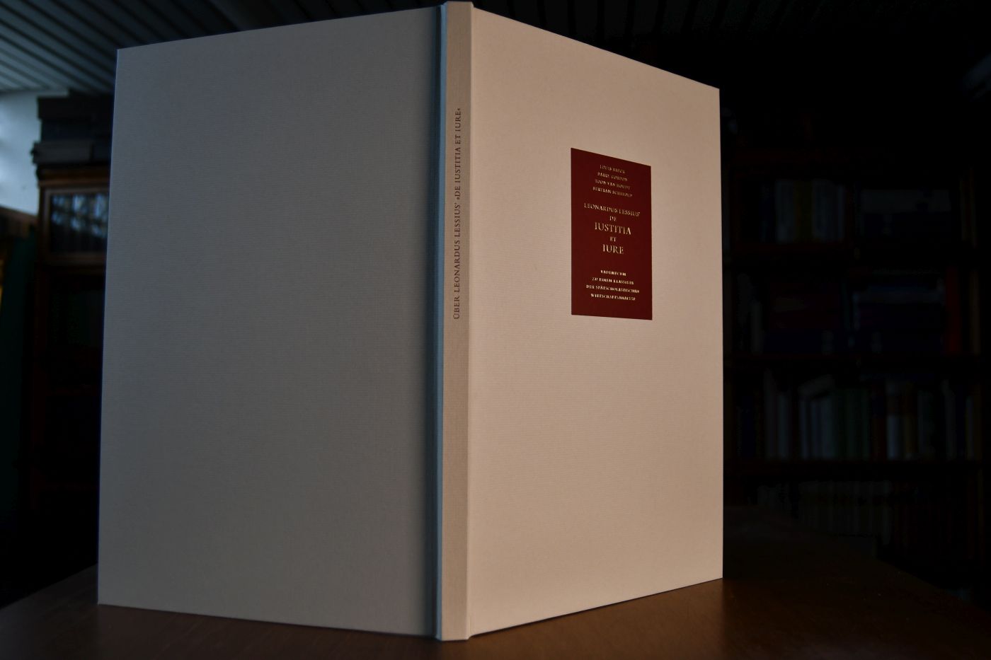 Ökonomie und Ethik aus De Iustitia et Iure. Textauswahl von Toon van Houdt. Herausgegeben von Bertram Schefold. Beigegeben Vademecum zu einem Klassiker der spätscholastischen Wirtschaftsanalyse, Düsseldorf, Verlag Wirtschaft und Finanzen, 1999, 159 S., Pappband, ISBN 3878811373.