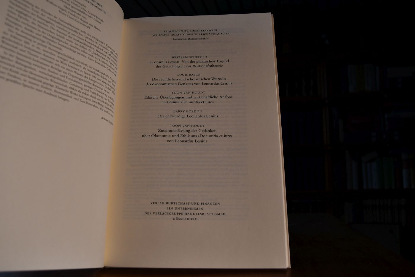 Ökonomie und Ethik aus De Iustitia et Iure. Textauswahl von Toon van Houdt. Herausgegeben von Bertram Schefold. Beigegeben Vademecum zu einem Klassiker der spätscholastischen Wirtschaftsanalyse, Düsseldorf, Verlag Wirtschaft und Finanzen, 1999, 159 S., Pappband, ISBN 3878811373.