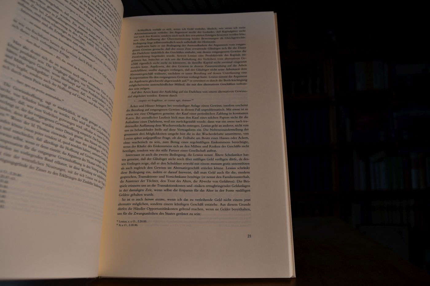 Ökonomie und Ethik aus De Iustitia et Iure. Textauswahl von Toon van Houdt. Herausgegeben von Bertram Schefold. Beigegeben Vademecum zu einem Klassiker der spätscholastischen Wirtschaftsanalyse, Düsseldorf, Verlag Wirtschaft und Finanzen, 1999, 159 S., Pappband, ISBN 3878811373.