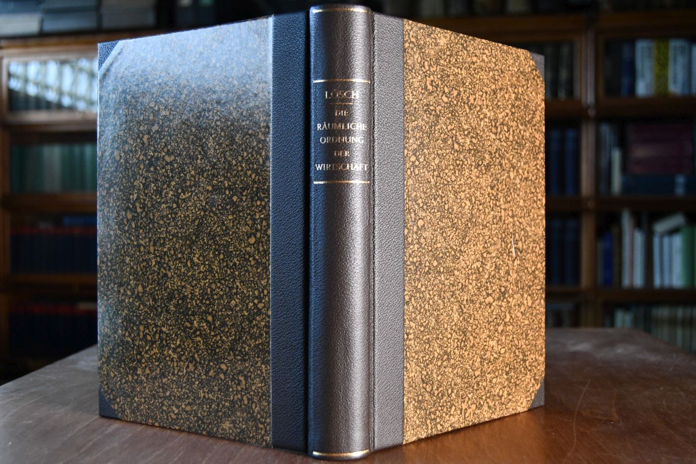 Die räumliche Ordnung der Wirtschaft. Eine Untersuchung über Standort, Wirtschaftsgebiete und internationalen Handel. Beigegeben Vademecum zu einem Klassiker der Standorttheorie, Düsseldorf, Verlag Wirtschaft und Finanzen, 2001, 104 S., Pappband, ISBN 3878811632.