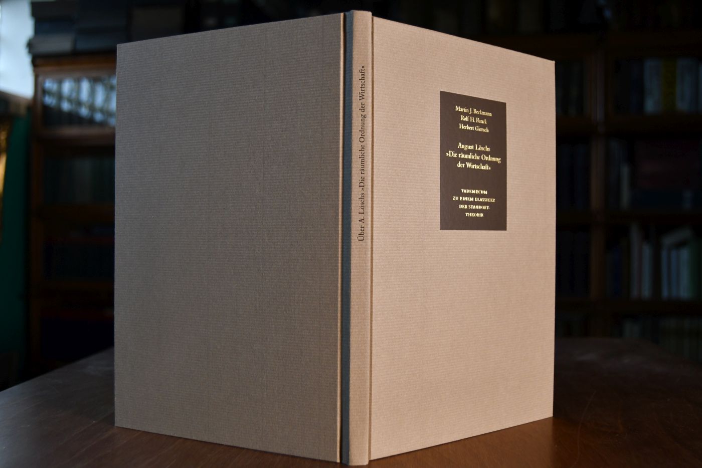 Die räumliche Ordnung der Wirtschaft. Eine Untersuchung über Standort, Wirtschaftsgebiete und internationalen Handel. Beigegeben Vademecum zu einem Klassiker der Standorttheorie, Düsseldorf, Verlag Wirtschaft und Finanzen, 2001, 104 S., Pappband, ISBN 3878811632.