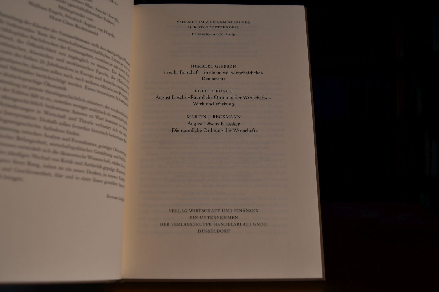 Die räumliche Ordnung der Wirtschaft. Eine Untersuchung über Standort, Wirtschaftsgebiete und internationalen Handel. Beigegeben Vademecum zu einem Klassiker der Standorttheorie, Düsseldorf, Verlag Wirtschaft und Finanzen, 2001, 104 S., Pappband, ISBN 3878811632.