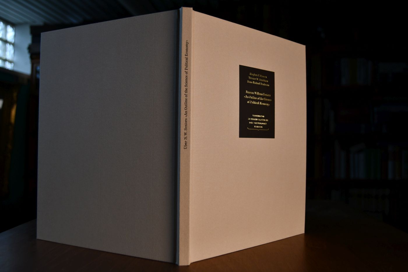 An Outline of the Science of Political Economy. Beigegeben Vademecum zu einem Klassiker der Verteilungstheorie, Düsseldorf, Verlag Wirtschaft und Finanzen, 2000, 95 S., Pappband, ISBN 3878811500.