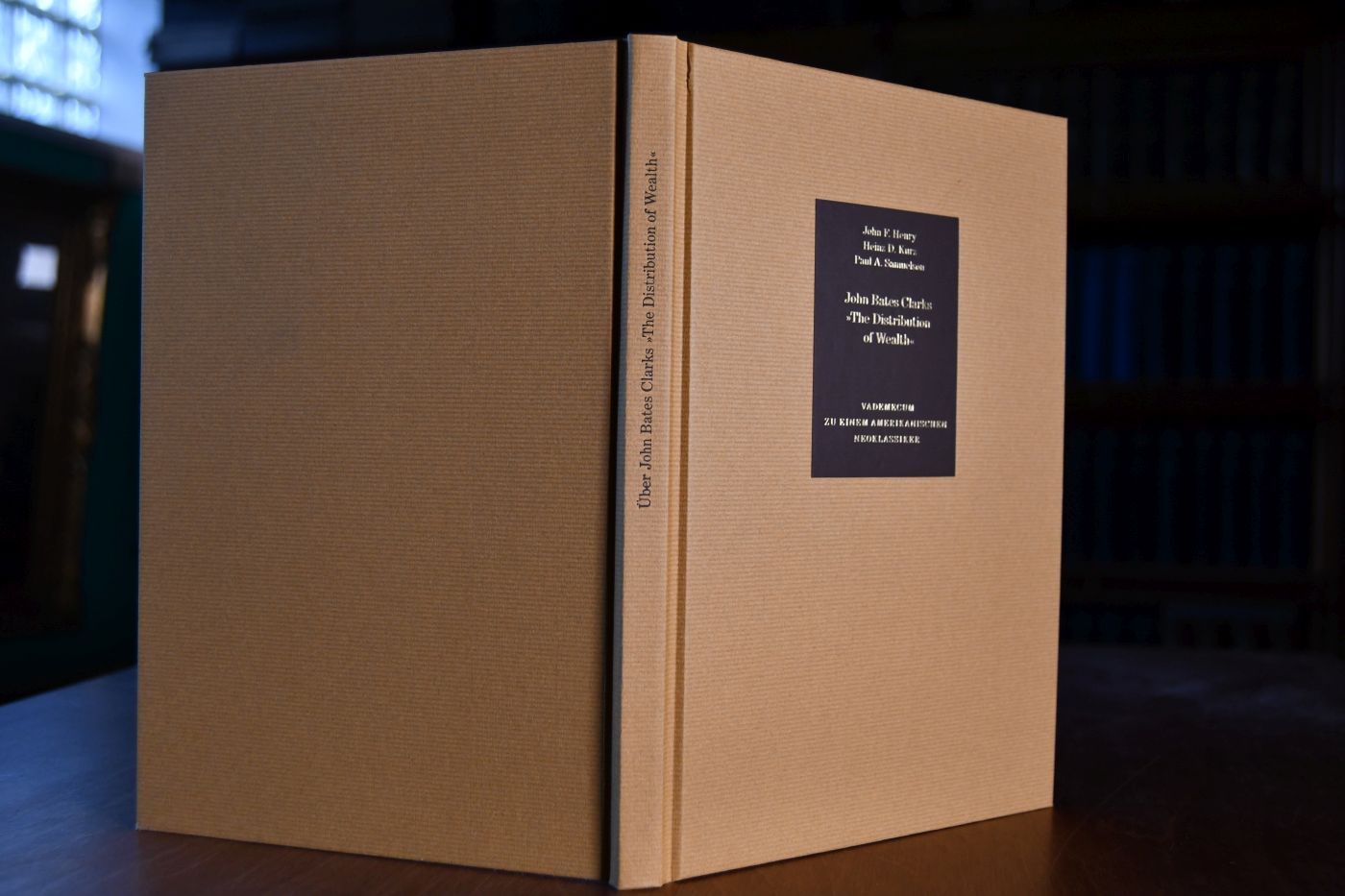 The Distribution of Wealth. A Theory of Wages, Interest and Profits. Beigegeben Vademecum zu einem amerikanischen Neoklassiker, Düsseldorf, Verlag Wirtschaft und Finanzen, 1999, 123 S., Pappband, ISBN 3878811365.