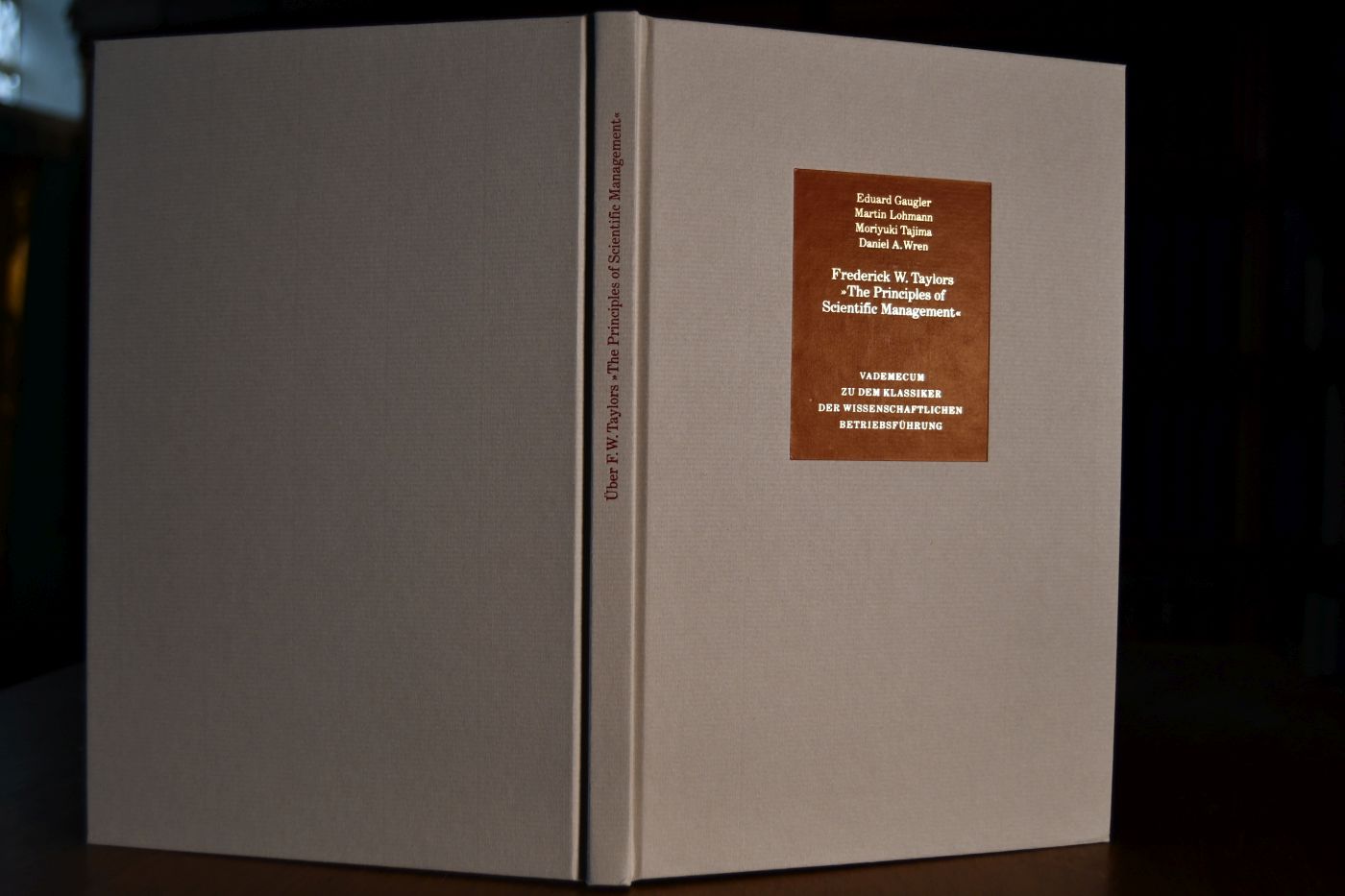 The Priciples of scientific Management. Beigegeben Vademecum zu einem Klassiker der wissenschaftlichen Betriebsführung, Düsseldorf, Verlag Wirtschaft und Finanzen, 1996, 127 S., Pappband, ISBN 3878811020.
