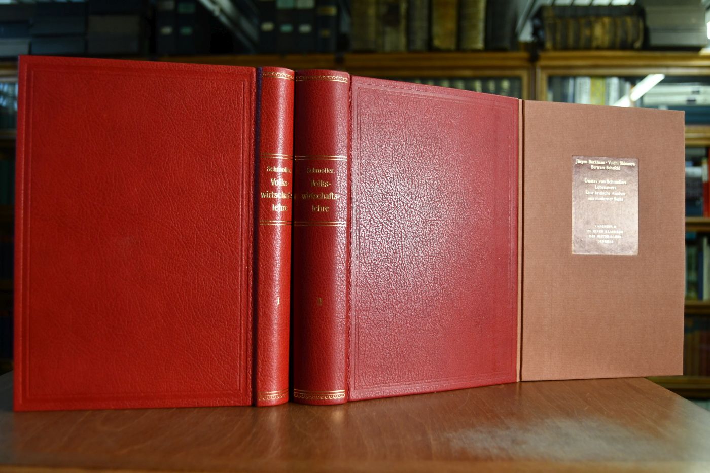 Grundriß der Allgemeinen Volkswirtschaftslehre. 1. + 2. Teil. Beigegeben Vademecum zu einem Klassiker der historischen Methode in der ökonomischen Wissenschaft, Düsseldorf, Verlag Wirtschaft und Finanzen, 1989, 123 S., Pappband, ISBN 3878810385.