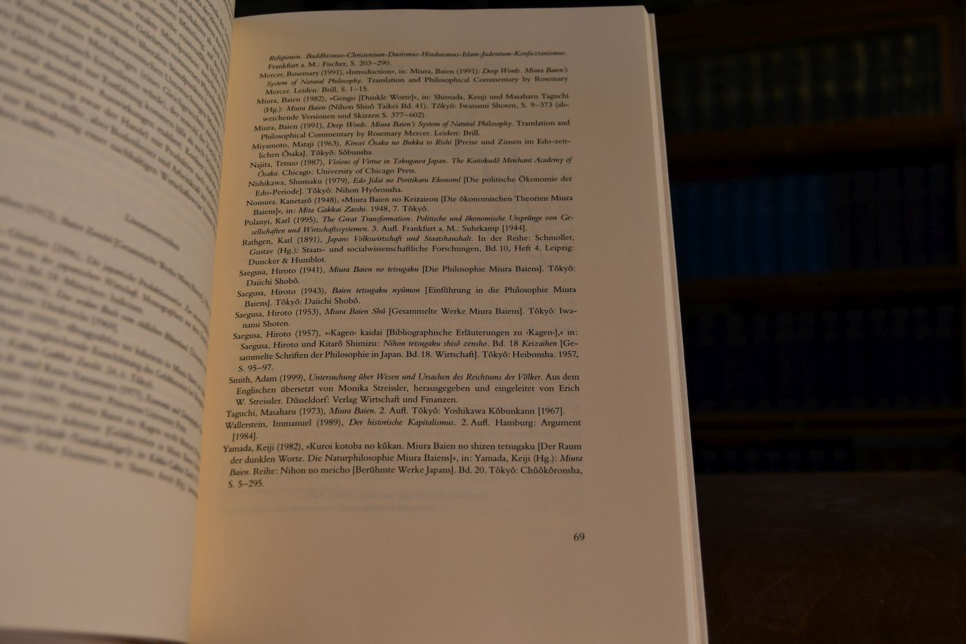 Kagen. Beigegeben Vademecum zu einem japanischen Klassiker des ökonomischen Denkens, Düsseldorf, Verlag Wirtschaft und Finanzen, 2001, 232 S., Pappband, ISBN 3878811640.