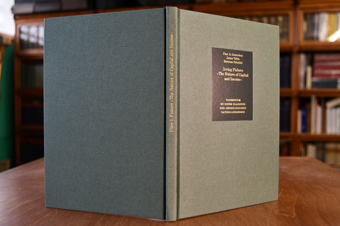 The nature of capital and income. Beigegeben Vademecum zu einem Klassiker der amerikanischen Nationakökonomie, Düsseldorf, Verlag Wirtschaft und Finanzen, 1991, 91 S., Pappband, ISBN 3878810628.
