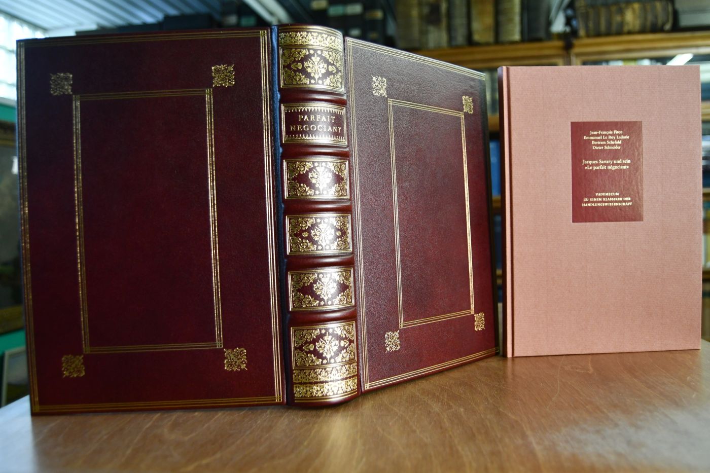 Le Parfait Negociant ou Instruction generale pour ce qui regarde le Commerce de toute sorte de Marchandises, tant de France, que des Pays Estrangers. Beigegeben Vademecum zu einem Klassiker der Handlungswissenschaft, Düsseldorf, Verlag Wirtschaft und Finanzen, 1993, 112 S., Pappband, ISBN 3878810741.