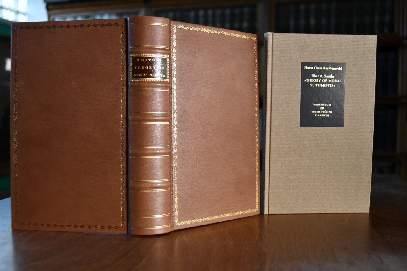 The Theory of Moral Sentiments. Beigegeben Vademecum zu einem frühen Klassiker der ökonomischen Wissenschaft, Düsseldorf, Verlag Wirtschaft und Finanzen, 1986, 106 S., Pappband, ISBN 387881013X.
