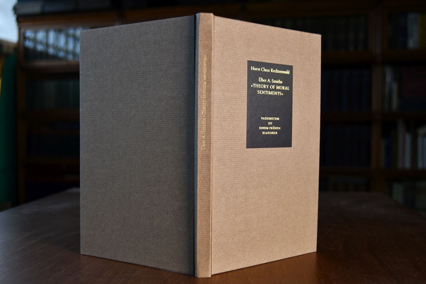 The Theory of Moral Sentiments. Beigegeben Vademecum zu einem frühen Klassiker der ökonomischen Wissenschaft, Düsseldorf, Verlag Wirtschaft und Finanzen, 1986, 106 S., Pappband, ISBN 387881013X.