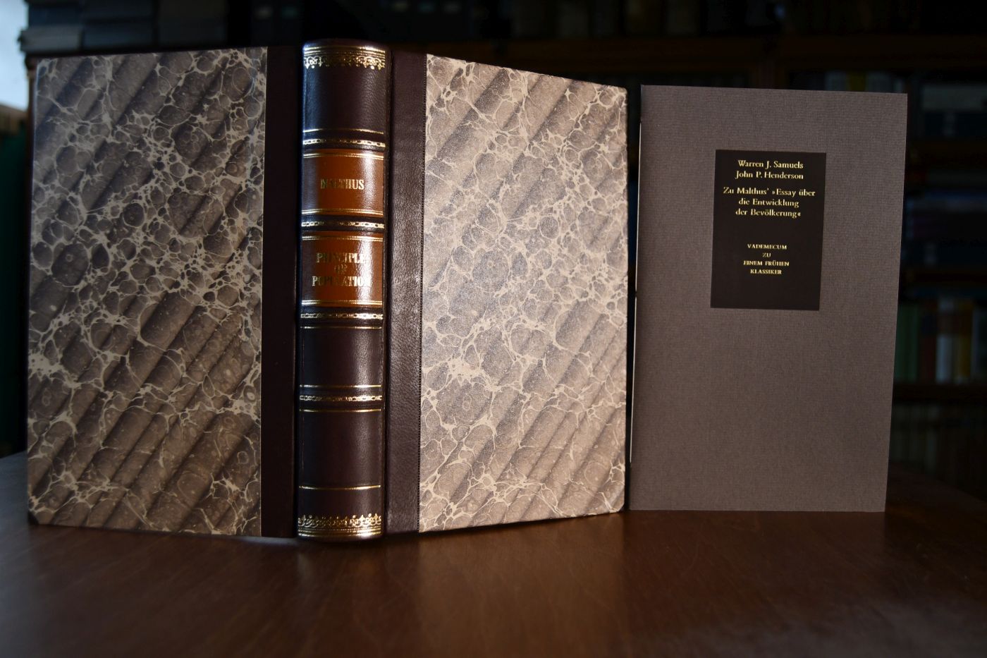 An Essay of the Principles of Population. Beigegeben Vademecum zu einem frühen Klassiker der ökonomischen Wissenschaft, Düsseldorf, Verlag Wirtschaft und Finanzen, 1986, 37 S., Pappband, ISBN 3878810121.