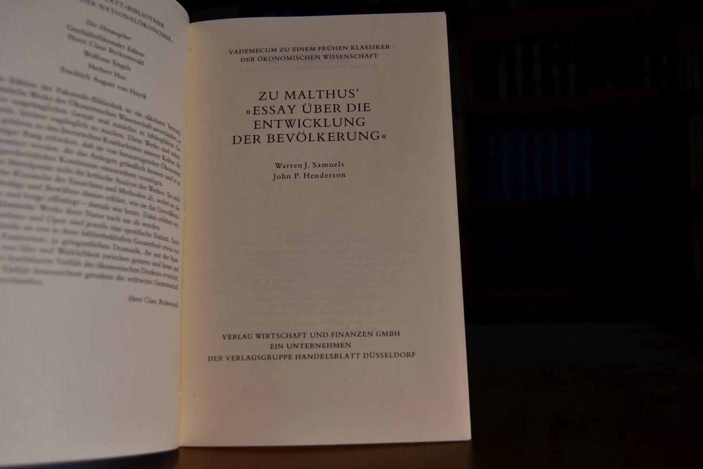 An Essay of the Principles of Population. Beigegeben Vademecum zu einem frühen Klassiker der ökonomischen Wissenschaft, Düsseldorf, Verlag Wirtschaft und Finanzen, 1986, 37 S., Pappband, ISBN 3878810121.