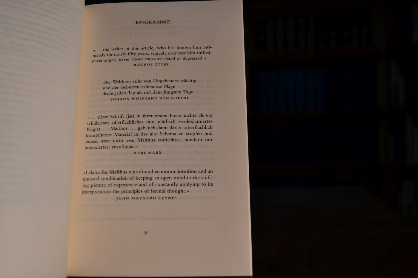 An Essay of the Principles of Population. Beigegeben Vademecum zu einem frühen Klassiker der ökonomischen Wissenschaft, Düsseldorf, Verlag Wirtschaft und Finanzen, 1986, 37 S., Pappband, ISBN 3878810121.