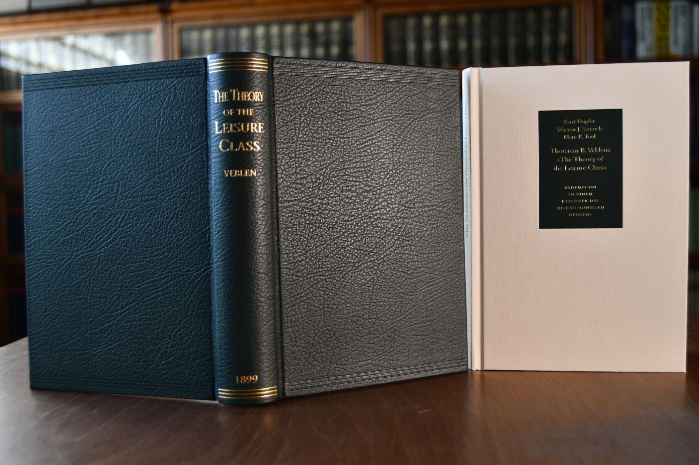 The Theory of the Leisure Class. Beigegeben Vademecum zu einem Klassiker des institutionellen Denkens, Düsseldorf, Verlag Wirtschaft und Finanzen, 2000, 168 S., Pappband, ISBN 3878811489.