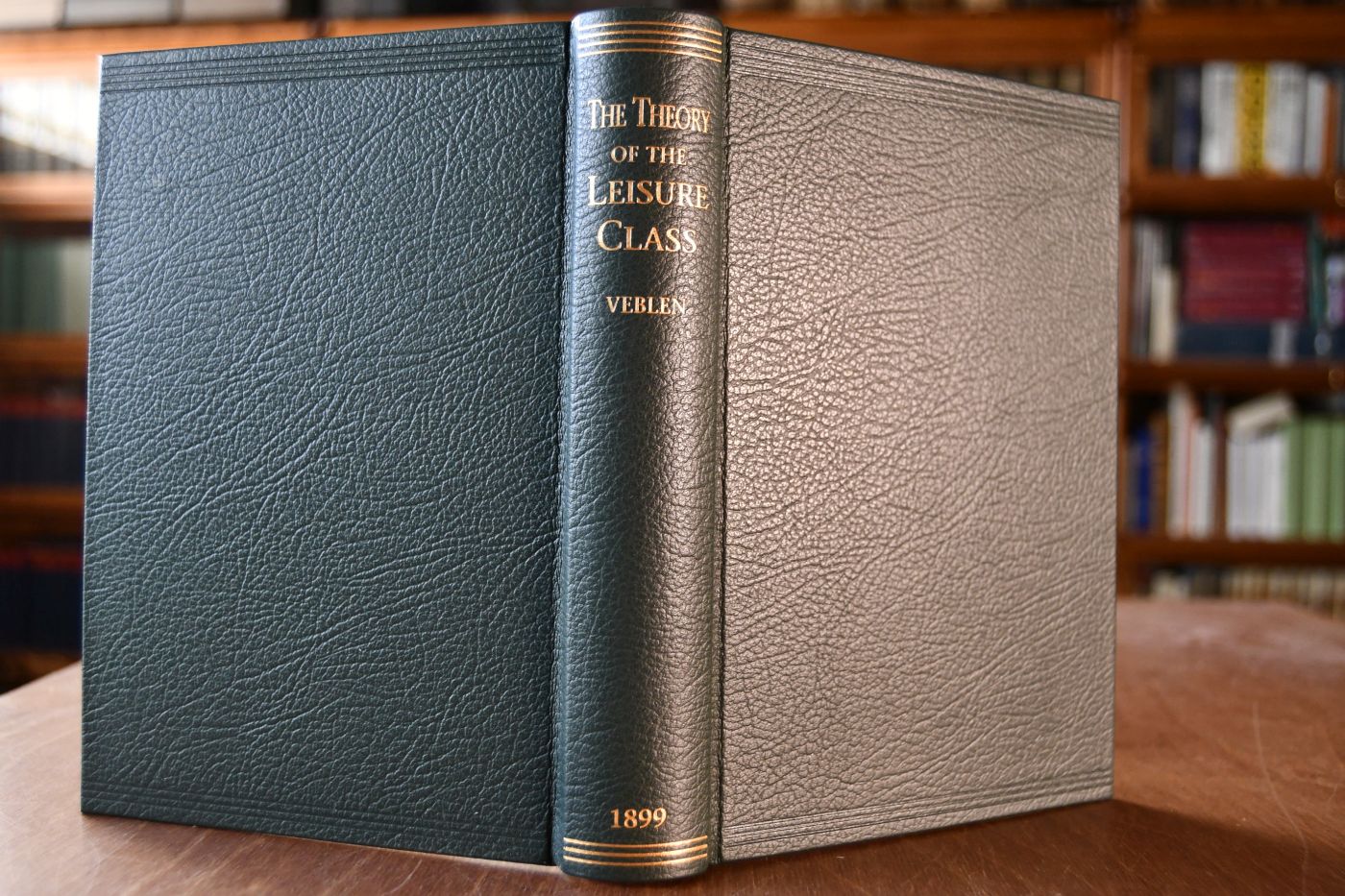 The Theory of the Leisure Class. Beigegeben Vademecum zu einem Klassiker des institutionellen Denkens, Düsseldorf, Verlag Wirtschaft und Finanzen, 2000, 168 S., Pappband, ISBN 3878811489.