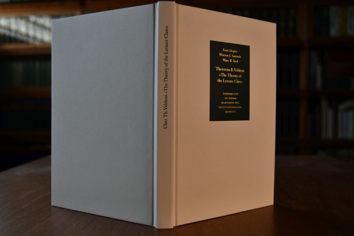 The Theory of the Leisure Class. Beigegeben Vademecum zu einem Klassiker des institutionellen Denkens, Düsseldorf, Verlag Wirtschaft und Finanzen, 2000, 168 S., Pappband, ISBN 3878811489.