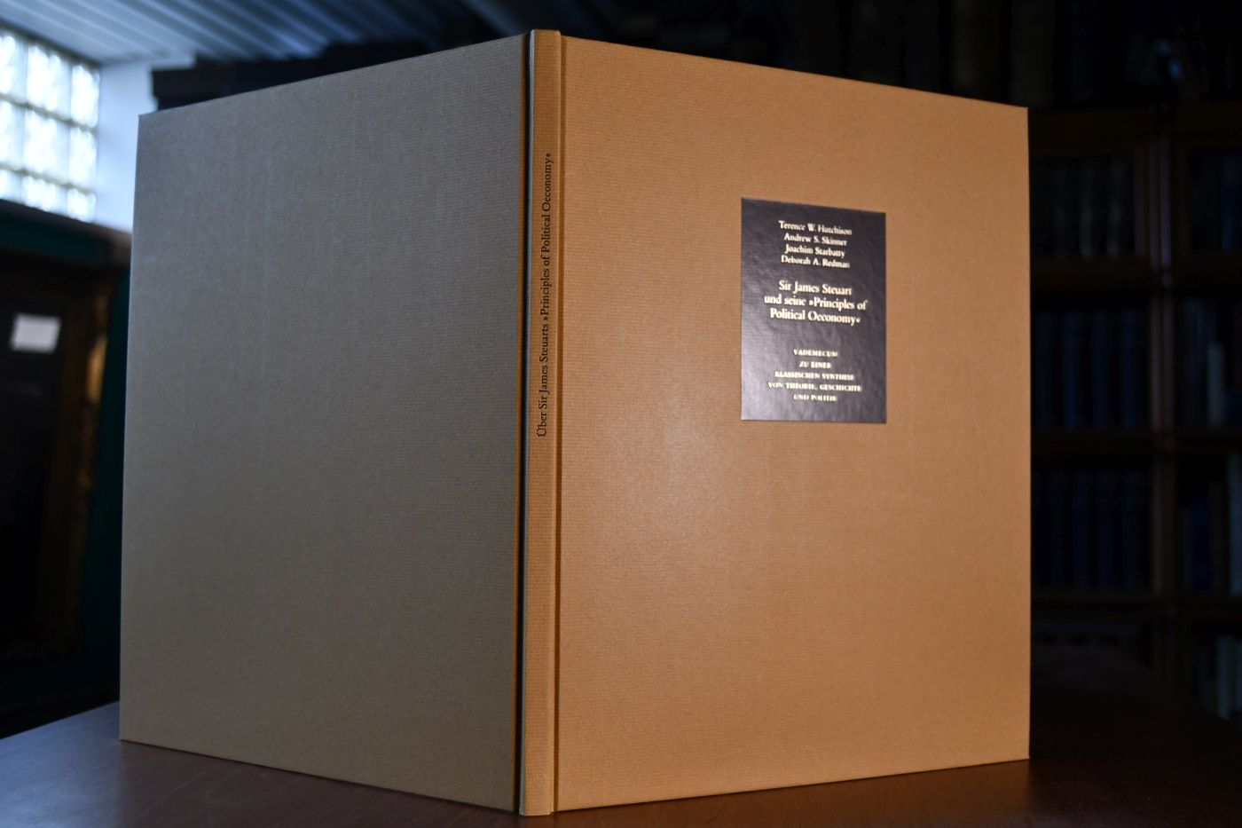 An Inquiry into the Principles of Political Oeconomy. Beigegeben Vademecum zu einer klassischen Synthese von Theorie, Geschichte und Politik, Düsseldorf, Verlag Wirtschaft und Finanzen, 1993, 109 S., Pappband, ISBN 3878810768.