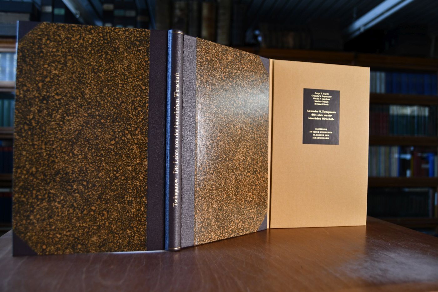 Die Lehre von der bäuerlichen Wirtschaft. Versuch einer Theorie der Familienwirtschaft im Landbau Beigegeben Vademecum zu einem russischen Klassiker der Agrarökonomie, Düsseldorf, Verlag Wirtschaft und Finanzen, 1999, 198 S., Pappband, ISBN 3878811403.