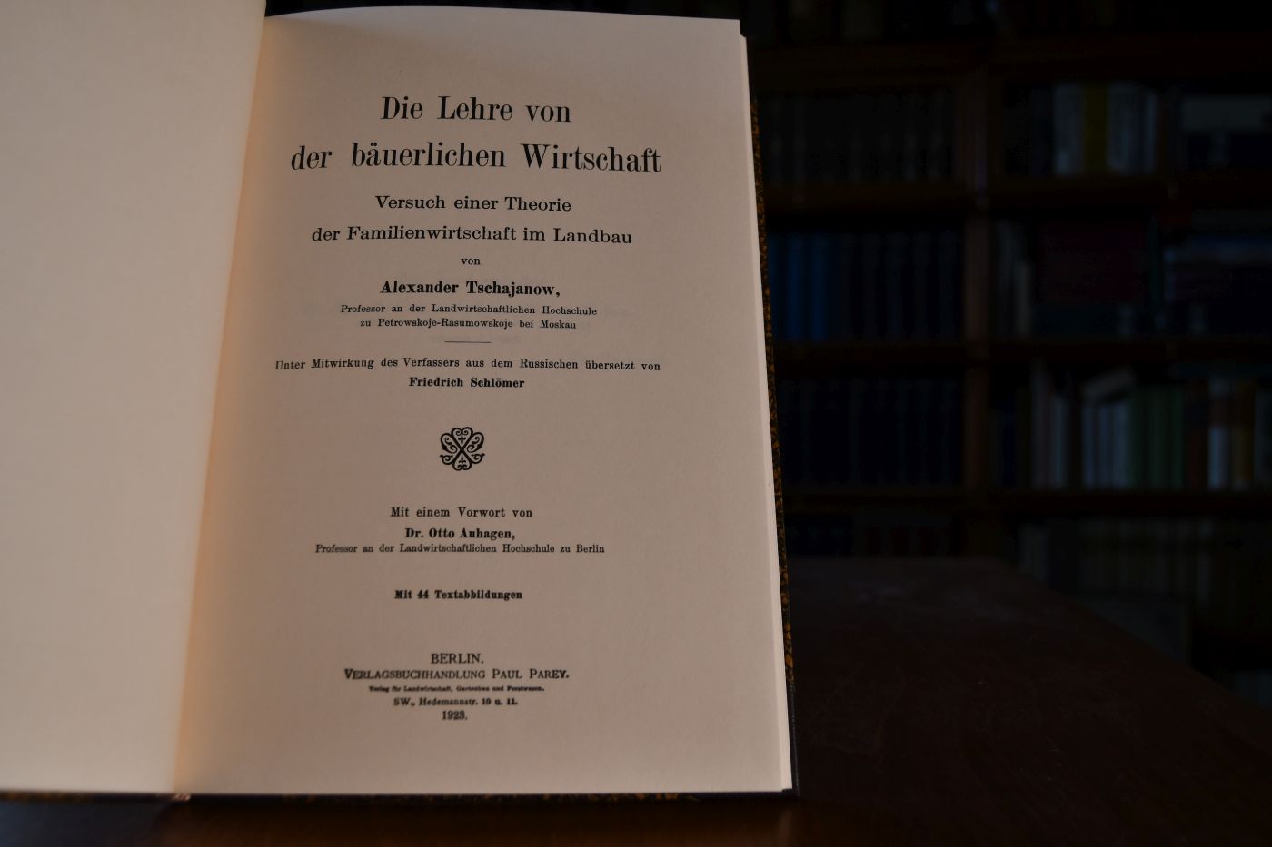 Die Lehre von der bäuerlichen Wirtschaft. Versuch einer Theorie der Familienwirtschaft im Landbau Beigegeben Vademecum zu einem russischen Klassiker der Agrarökonomie, Düsseldorf, Verlag Wirtschaft und Finanzen, 1999, 198 S., Pappband, ISBN 3878811403.